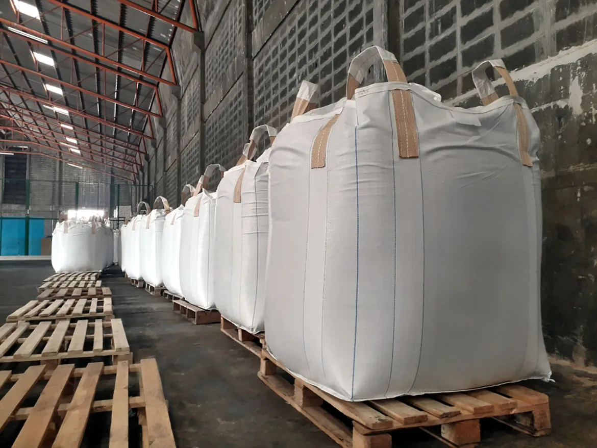 Big bags de polipropileno empilhados em paletes de madeira