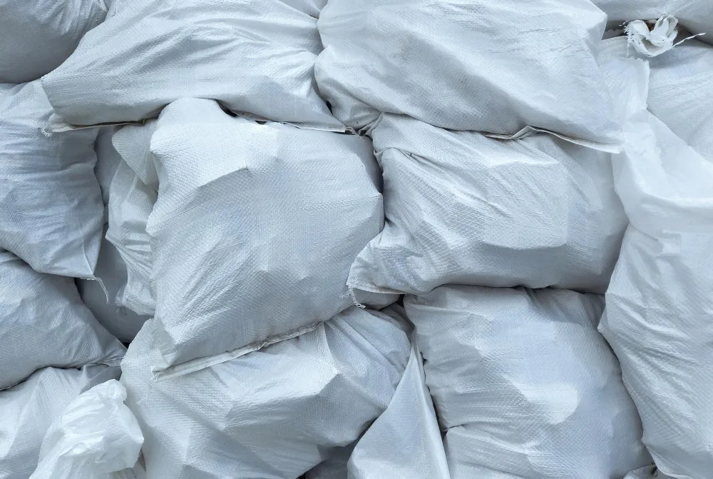 Pilha de sacos de ráfia branco empilhados